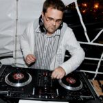 DJ MixEvents en pleine prestation avec platines – animation mariage à Nice