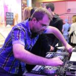 DJ MixEvents en prestation live lors d’un événement professionnel – animation musicale en boutique