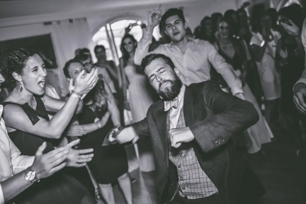 Invités dansant et ambiance festive en soirée de mariage – animation DJ MixEvents